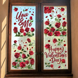 Detail van Valentijnsdag raamstickers met rode rozen en romantische tekst op het glas