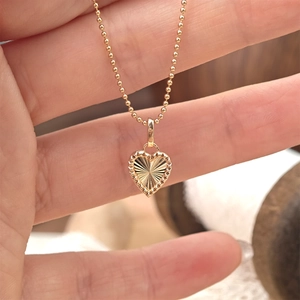 Gros plan du pendentif cœur S925 avec texture rayon de soleil et bordure perlé