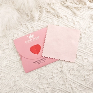 Chiffon de nettoyage bijoux rose avec enveloppe assortie et logo couronne sur tricot