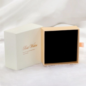 Détail du coffret cadeau à tiroir pour bijoux avec lettres dorées et velours noir