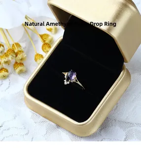 Vue macro de la bague en or avec améthyste poire et petits diamants dans son coffret