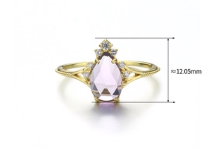Détail macro d'une bague améthyste poire montrant la pierre de 12,05 mm et le serti doré