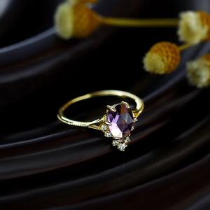 Détail d'une bague S925 plaquée or avec améthyste violette et petits accents de diamants