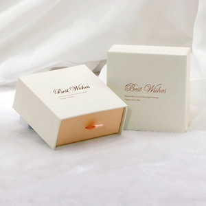 Élégante boîte à bijoux crème avec tiroir orange et texte Best Wishes doré