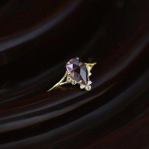 Macro d'une bague améthyste violette en forme de goutte avec accents de diamant en or