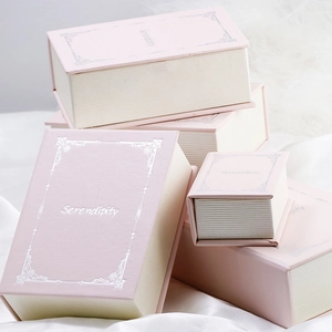 Boîtes à bijoux élégantes en forme de livre avec couvercle rose et gravure Serendipity