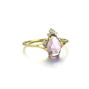 Détail de la bague plaquée or S925 avec améthyste poire et accents en forme de couronne