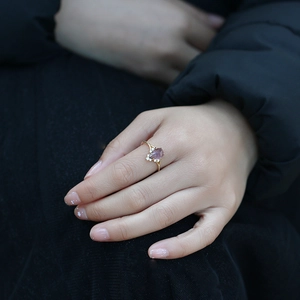 Détail de la bague en argent S925 doré avec améthyste poire et petits diamants brillants