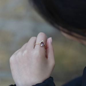Bague élégante en argent S925 plaqué or avec améthyste poire et accents diamant