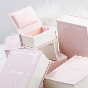 Écrin à bijoux luxe rose et crème avec cadre argenté gaufré et intérieur en velours