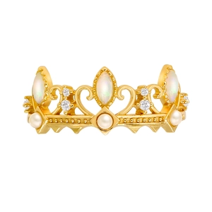 Detailansicht des Vintage-Kronenrings mit Opalsteinen und weißen Perlen im Fokus