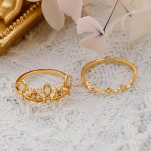 Detailaufnahme eines Vintage 925er Silber Kronenrings mit Opal und kleinen Zirkonsteinen