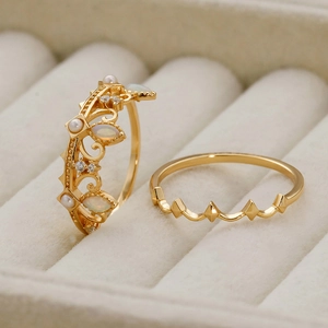 Makro-Detail des Kronenring-Sets mit Opal, Perlen und Diamanten in Samtbox