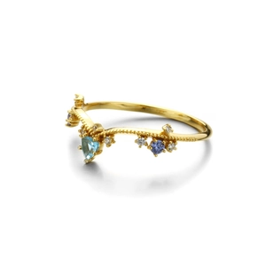 V-vormige 18K gouden kroonring met hartvormige aquamarijn en saffier accenten