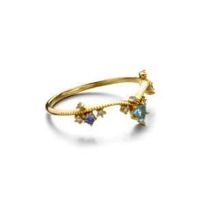 Macro detail van V-vormige gouden S925 zilveren ring met blauwe hartsteen en S925 gravure