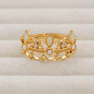 Nahaufnahme des goldenen Kronenrings mit Opal, weißen Perlen und Zirkonia