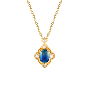 Dettaglio del ciondolo Art Déco placcato oro con pietra preziosa blu a taglio smeraldo