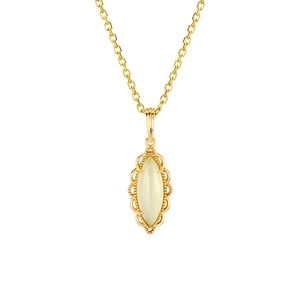 Dettaglio collana vintage in oro con ciondolo a marquise in pietra di luna e pizzo
