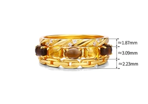 Detalle del juego de 3 anillos de oro con gema citrina y diseño de eslabones de cadena