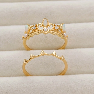 Detail eines Vintage-Kronenring-Sets aus 925er Silber mit Opalen und Perlen in Goldoptik