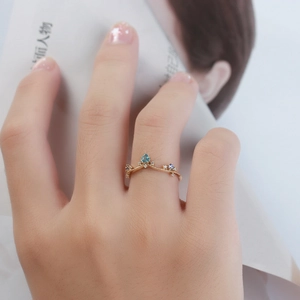 925 Sterling zilveren ring met blauwe topaas en diamanten in kroonontwerp