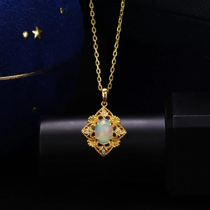 Collana vintage con pendente a rombo traforato, opale ovale e catena dorata