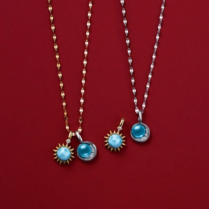 Collane con pendenti sole e luna in argento 925 con topazio blu su sfondo rosso con texture