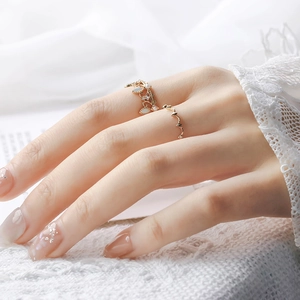 Detail eines vergoldeten 925er Silber-Kronenrings mit Perlen und Wellenband an der Hand