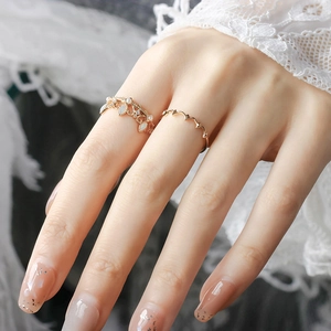 Nahaufnahme eines Vintage 925 Silber Kronenrings mit Perlen und Opal auf Frauenhand