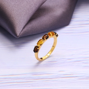 Detalle de anillo de plata S925 con cinco piedras ovales de ámbar y citrino bañadas en oro