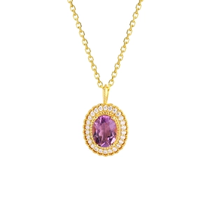Dettaglio macro della collana con ciondolo ametista viola ovale e contorno di diamanti
