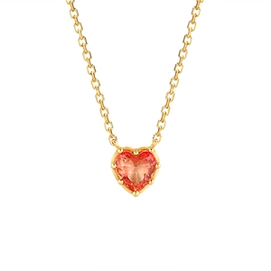 Dettaglio della collana con gemma arancione a cuore e montatura a sei griffe in oro lucido