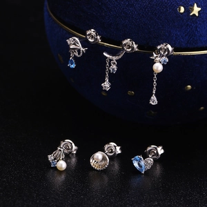 Nahaufnahme von S925 Silber Meeresohrringen mit Perlen, Seesternen und blauem Zirkon