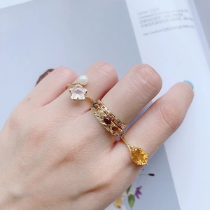 Detalle de un juego de tres anillos de plata S925 con citrino y piedras de cuarzo