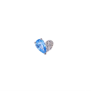 Makro-Detail von herzförmigem Ohrring mit blauem Edelstein und Pavé-Kristallen