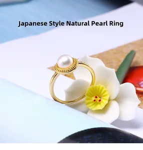 Details eines Süßwasserperlenrings mit goldenem Perlenrand und Diamantakzenten