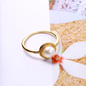 Eleganter Ring aus 925er Silber vergoldet mit Süßwasserperle und funkelnden Steinen