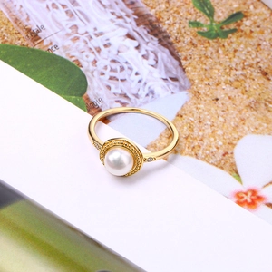Eleganter 925er Silberperlenring in Goldoptik mit kleinen Zirkonia auf einer Magazinseite