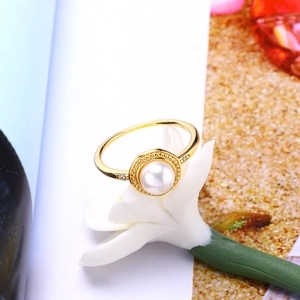 Nahaufnahme eines vergoldeten S925-Rings mit zentraler Perle und kleinen Diamanten