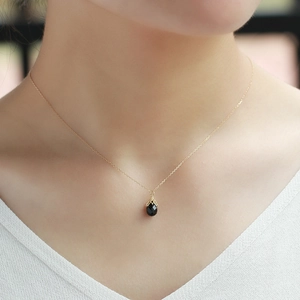 Elegante 925 zilveren ketting met zwarte onyx druppelhanger en gouden kroon zetting