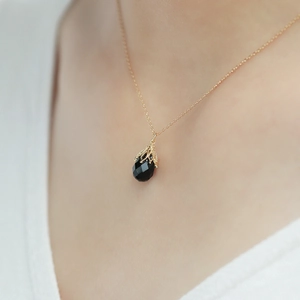Detail van een 925 zilveren ketting met zwarte onyx druppelhanger gedragen door model