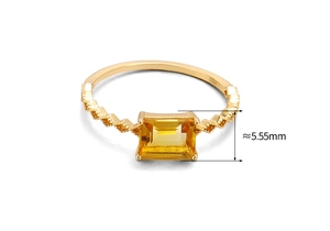 Nahaufnahme des vergoldeten S925 Silberrings mit gelbem Edelstein und Gravurdetails