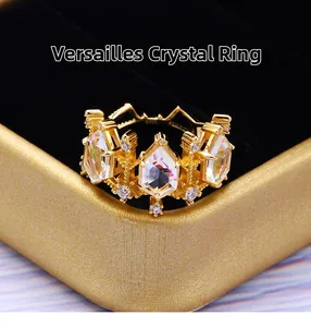 Κοντινό πλάνο δαχτυλιδιού Versailles από επιχρυσωμένο ασήμι S925 με εξαγωνικούς κρυστάλλους