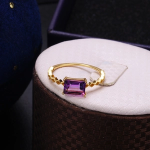 Minimalistischer S925 Silberring in Gold mit rechteckigem Amethyst auf Webständer