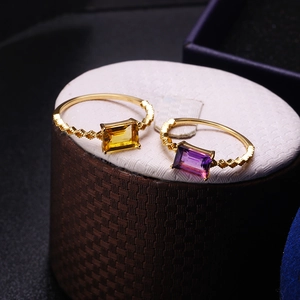 Makroaufnahme von S925 Silberringen mit Amethyst und Citrin sowie gewelltem Band-Detail