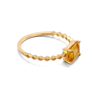 Makroaufnahme S925 Silberring mit rechteckigem gelbem Citrin und S925-Punze am Ring