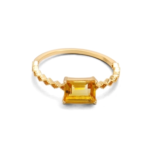 Makro-Detail des S925 Silber Rings vergoldet mit gelbem Edelstein und Perlenstruktur