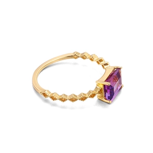 Makroaufnahme von S925 Silberring vergoldet mit rechteckigem Amethyst und orangen Steinen