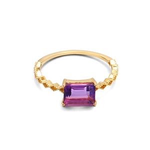 Detailansicht der S925-Punze an einem vergoldeten Sterlingsilberring mit lila Amethyst