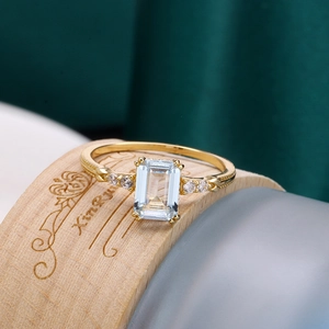 Detailansicht Topas Ring mit Smaragdschliff, Goldband und feiner Perlenrandverzierung
